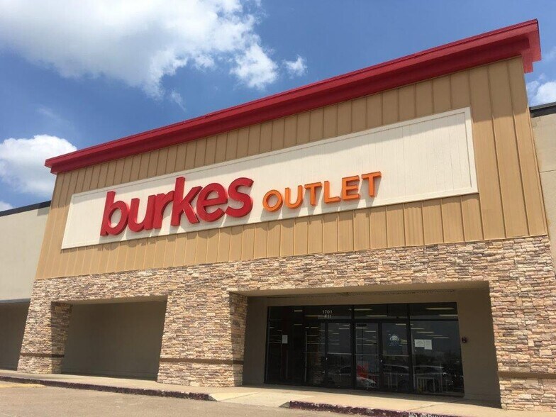 More Photos Of 1701 Fairway Dr, Alvin Freestanding For Lease