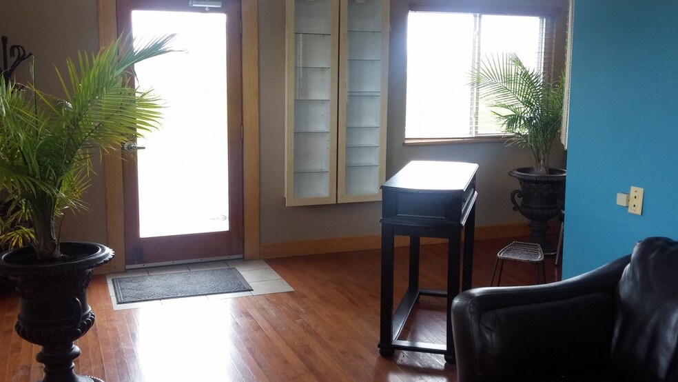 More Photos Of 1041 Shawnee Rd, Lima Freestanding For Lease