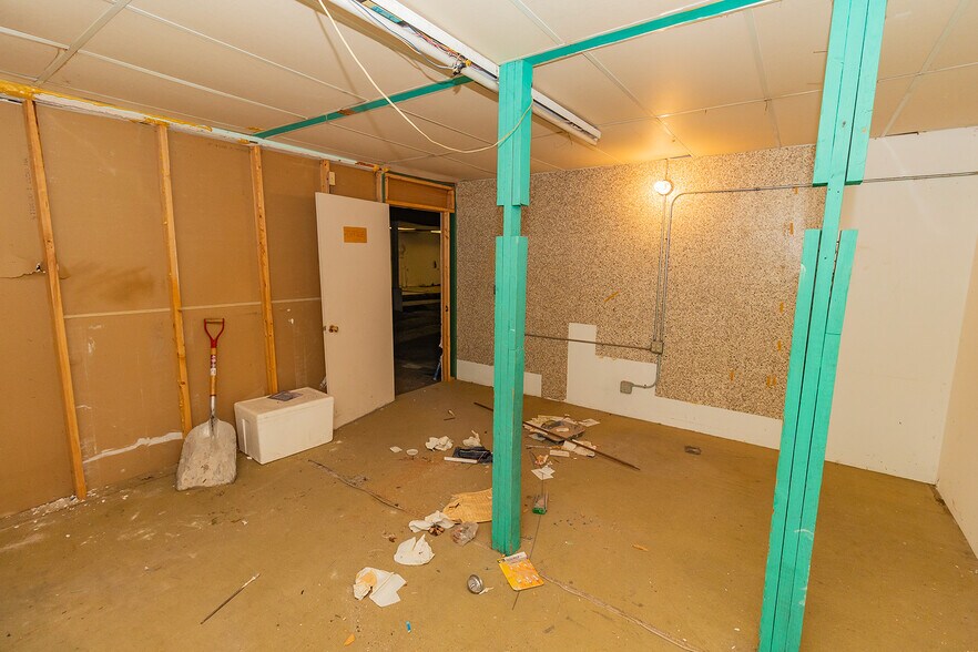 More Photos Of 1627 S Hillside St, Wichita Freestanding For Sale