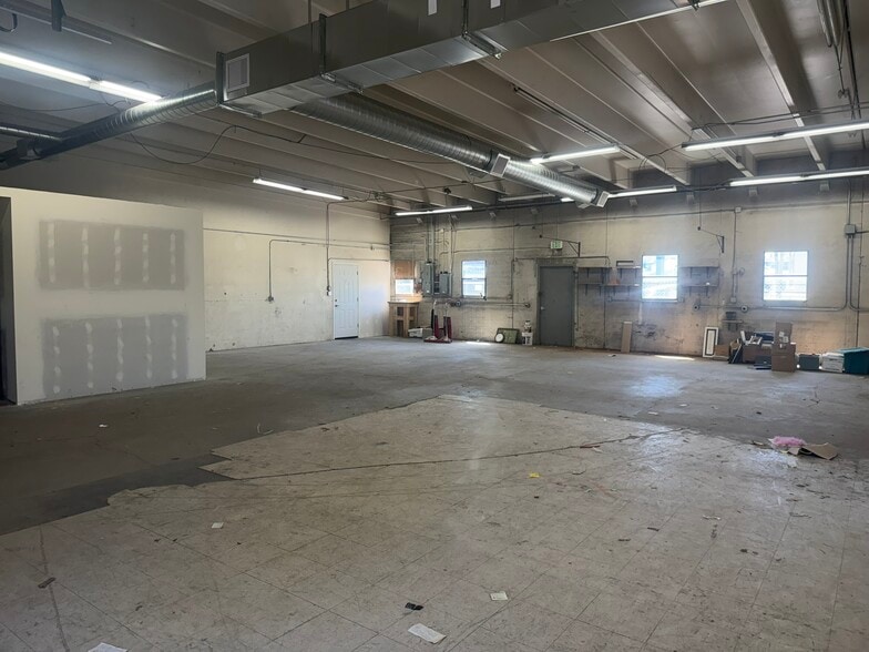 More Photos Of 2065-2085 S Holly St, Denver Showroom For Lease