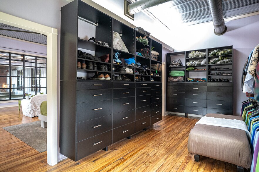 More Photos Of 1611 Washington St, Alexandria Showroom For Sale