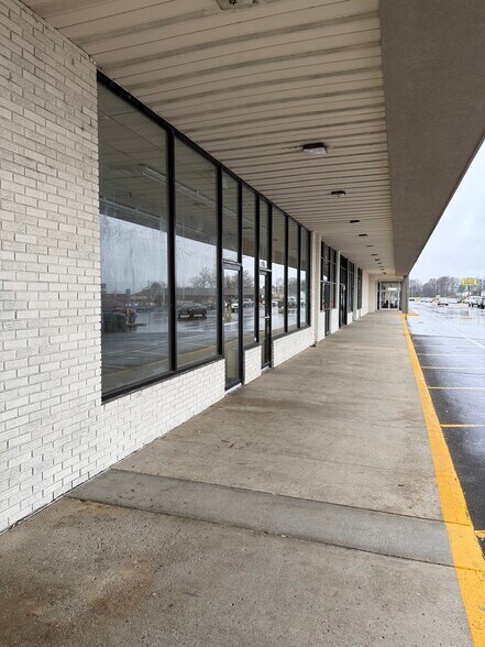 More Photos Of 2007 Memorial Blvd, Springfield Unknown For Lease