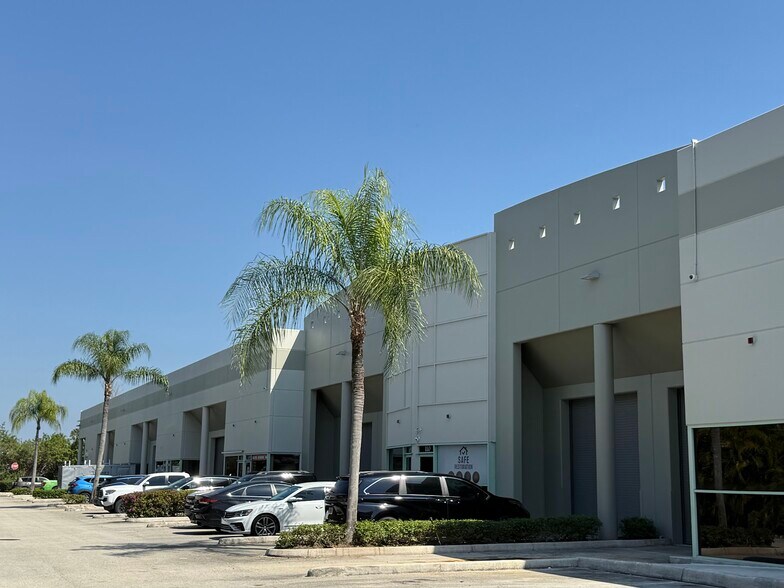 More Photos Of 21113 Johnson St, Pembroke Pines Warehouse For Lease