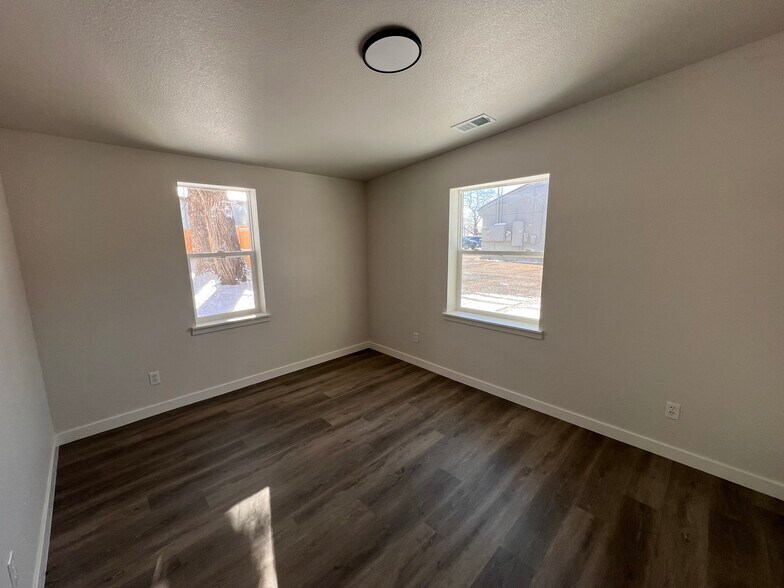 More Photos Of 2322/2326 North Lincoln Ave, Loveland Industrial For Sale