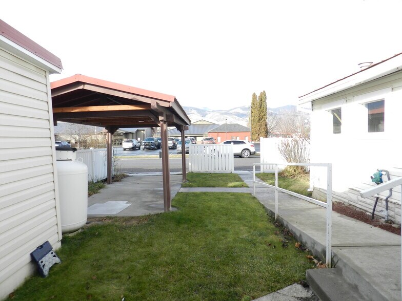 More Photos Of 901 Main St, Salmon Office For Sale