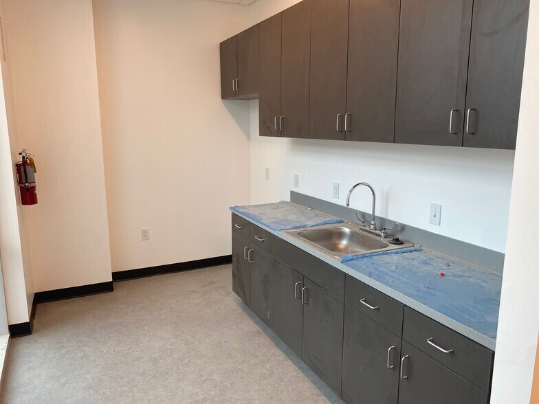 More Photos Of 900 Marlborough ave, Riverside Manufacturing For Lease
