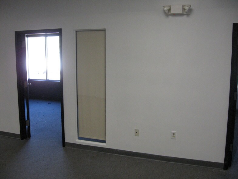 More Photos Of 76 Progress Dr, Stamford Research And Development For Lease