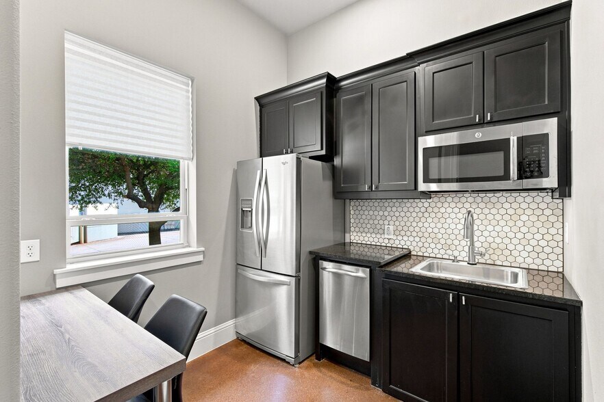 More Photos Of 642 Stoneglen Dr, Keller Office For Sale
