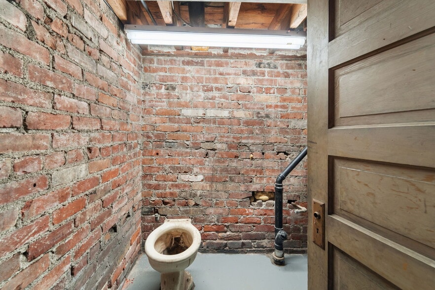 More Photos Of 102 Crosby St, Tekoa Flex For Sale