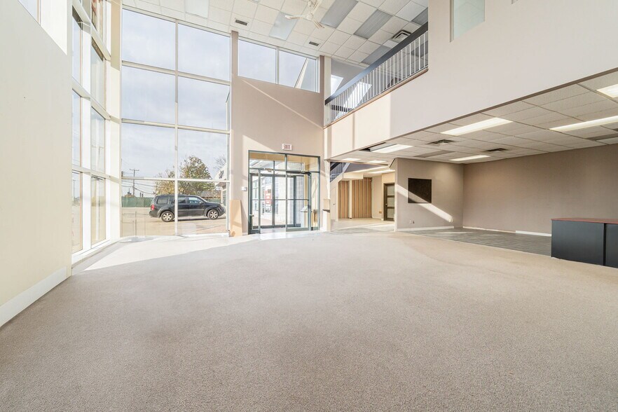 More Photos Of 4811-4819 Boul Saint-Charles, Montréal General Retail For Lease