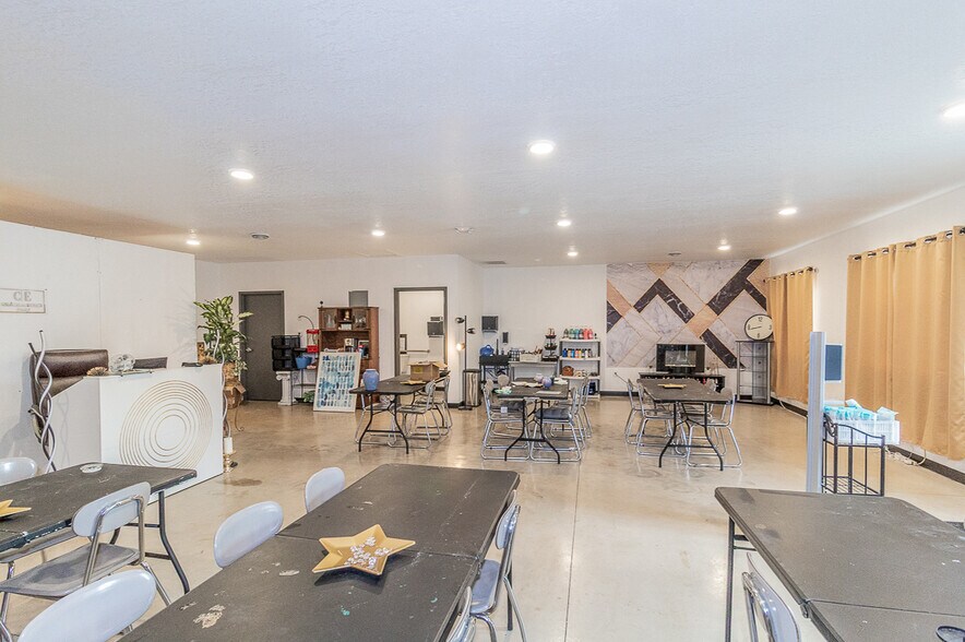 More Photos Of 1186 N Shawano St, New London General Retail For Lease