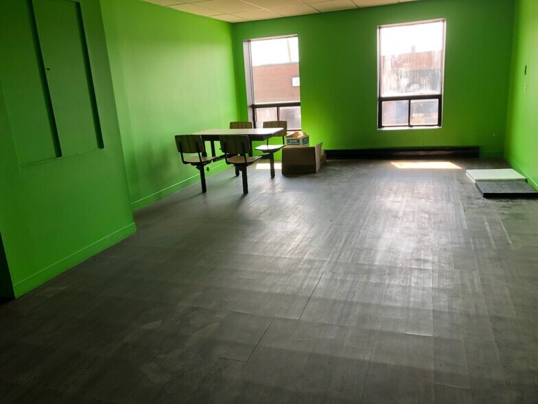 More Photos Of 6817 Pl Pascal-Gagnon, Montréal Warehouse For Lease