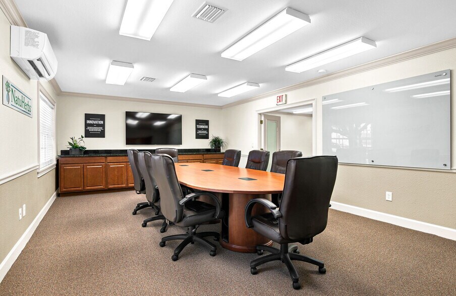 More Photos Of 525 8th St W, Bradenton Office For Sale