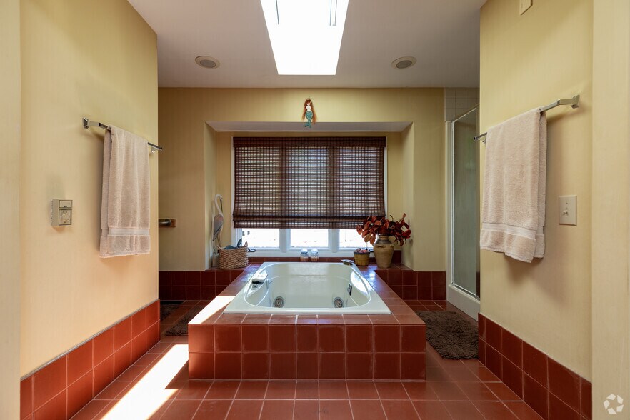 More Photos Of 719 New Hope Church Rd, Chapel Hill Veterinarian Kennel For Sale