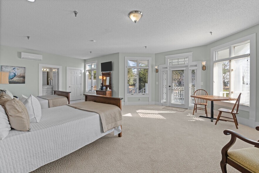 More Photos Of 738 E Main St, Belhaven Hotel For Sale