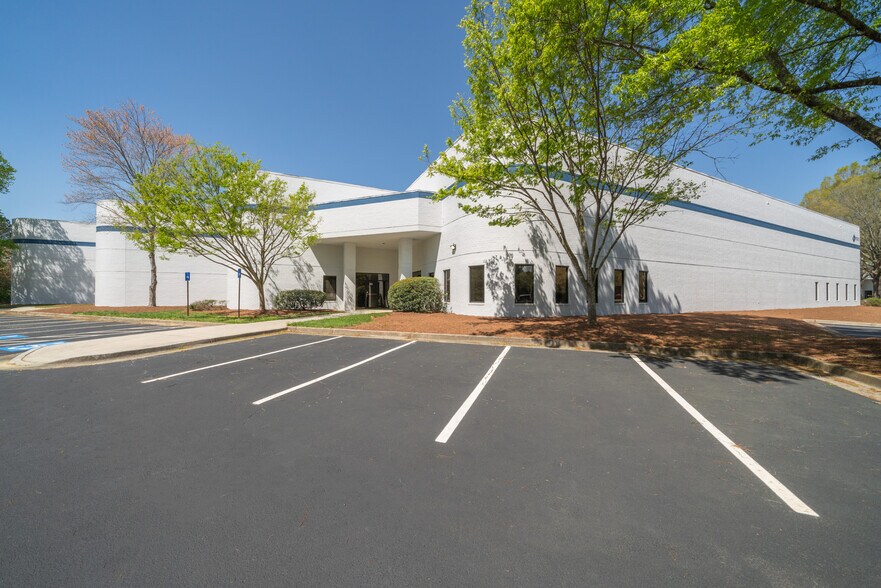 More Photos Of 7800 The Bluffs, Austell Distribution For Lease