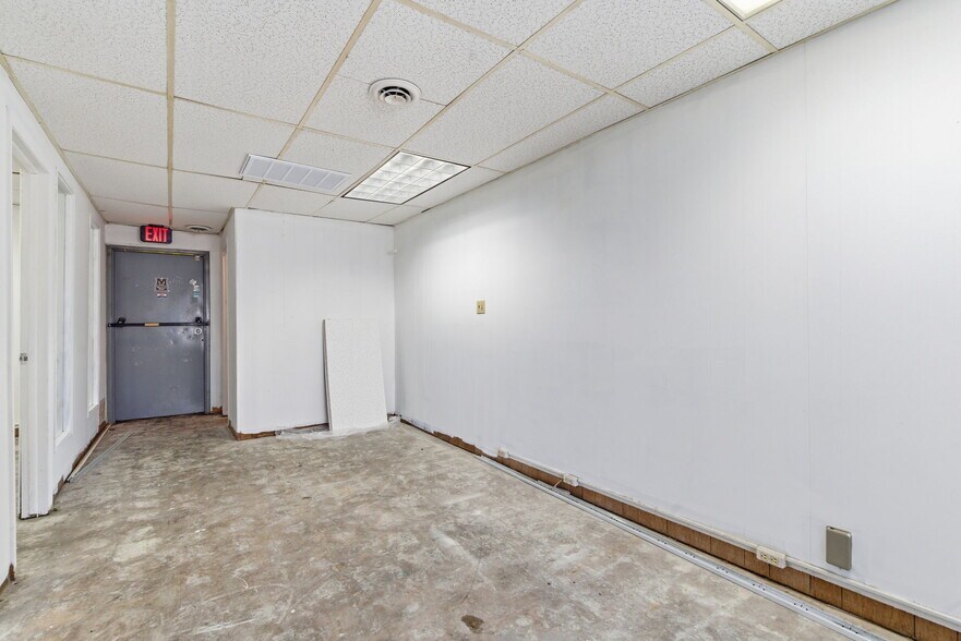 More Photos Of 1718 E Meadowmere St, Springfield General Retail For Lease