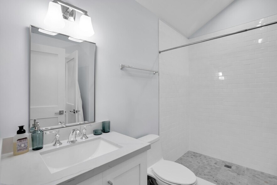 More Photos Of 82705 Overseas Hwy, Islamorada General Retail For Sale
