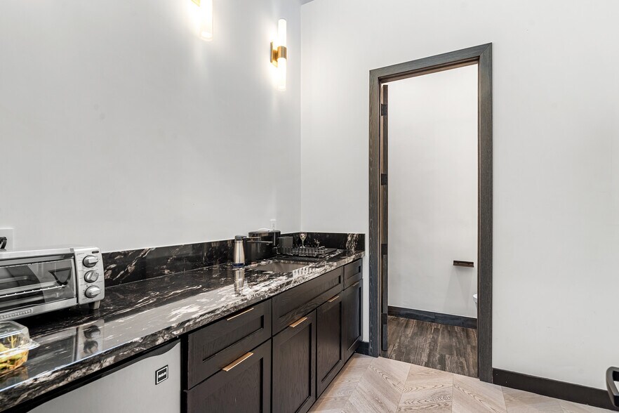 More Photos Of 4041 Wilshire Blvd, Los Angeles Office For Lease