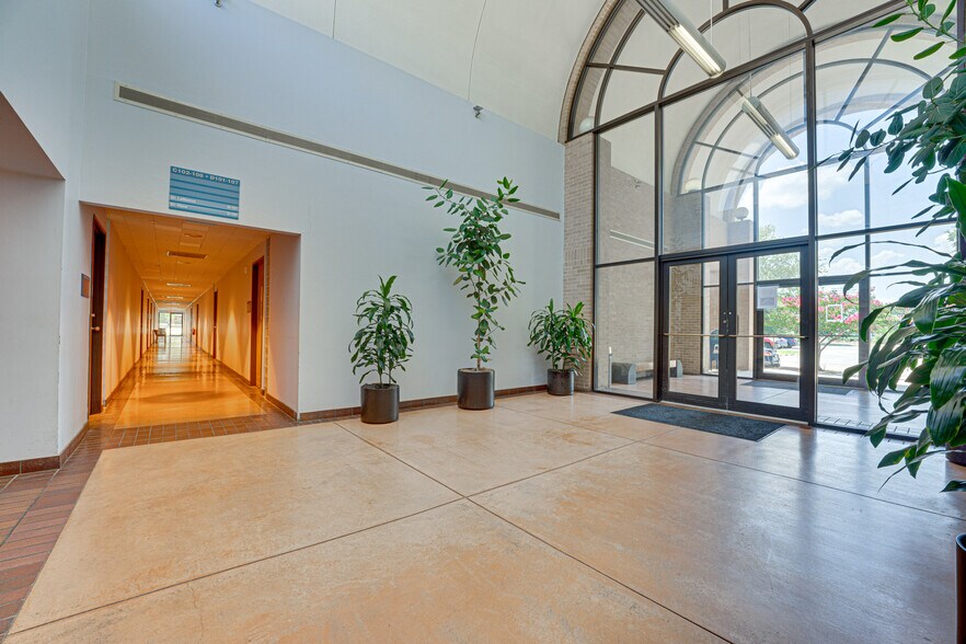 More Photos Of 2909 S Hampton Rd, Dallas Medical For Sale
