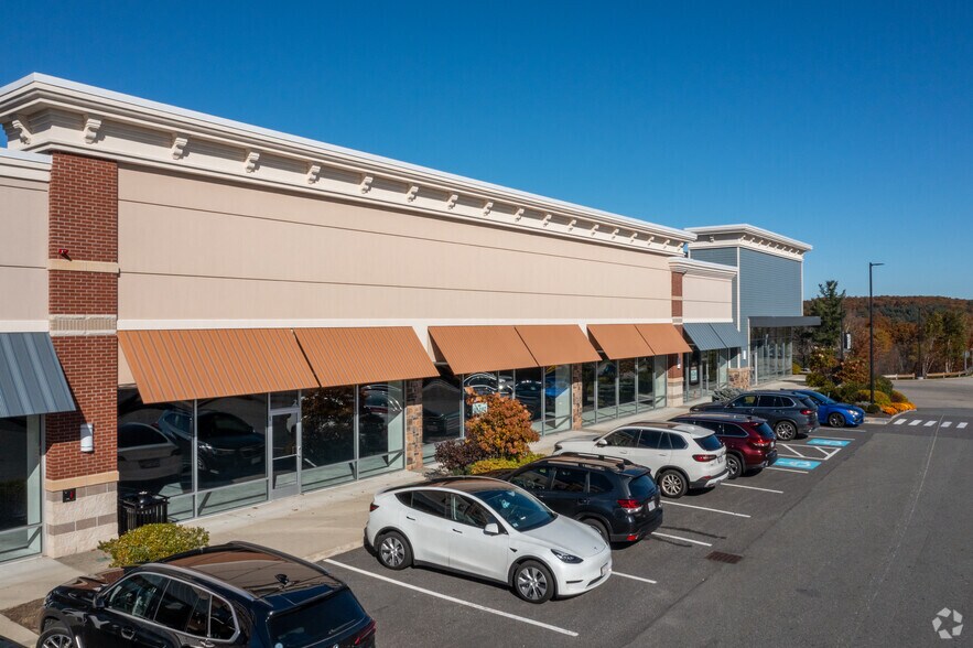 More Photos Of 1 Highland Cmn W, Hudson Unknown For Lease