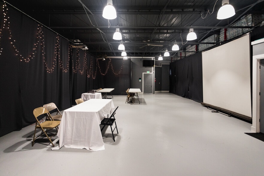 More Photos Of 16813 Wyoming St, Detroit Showroom For Lease