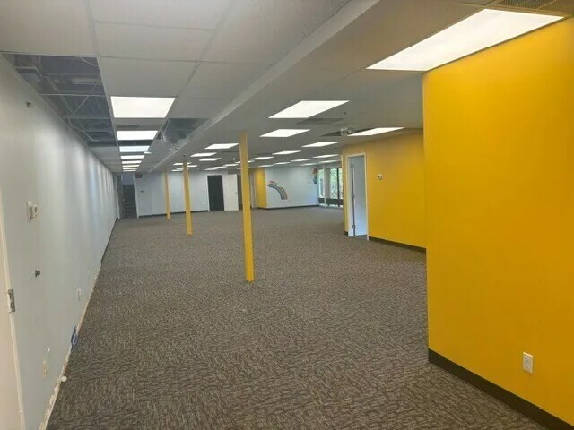 More Photos Of 27600 Northwestern Hwy, Southfield Office For Lease