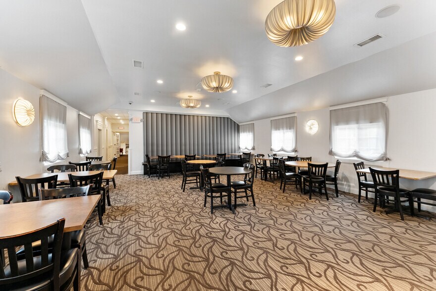 More Photos Of 135 Cooper St, Agawam Specialty For Sale