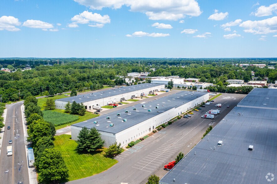 More Photos Of 45 Runway Rd, Levittown Warehouse For Lease