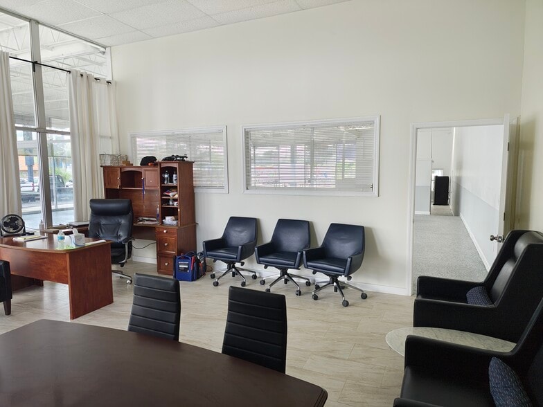 More Photos Of 3333 N Main St, Jacksonville Light Manufacturing For Lease