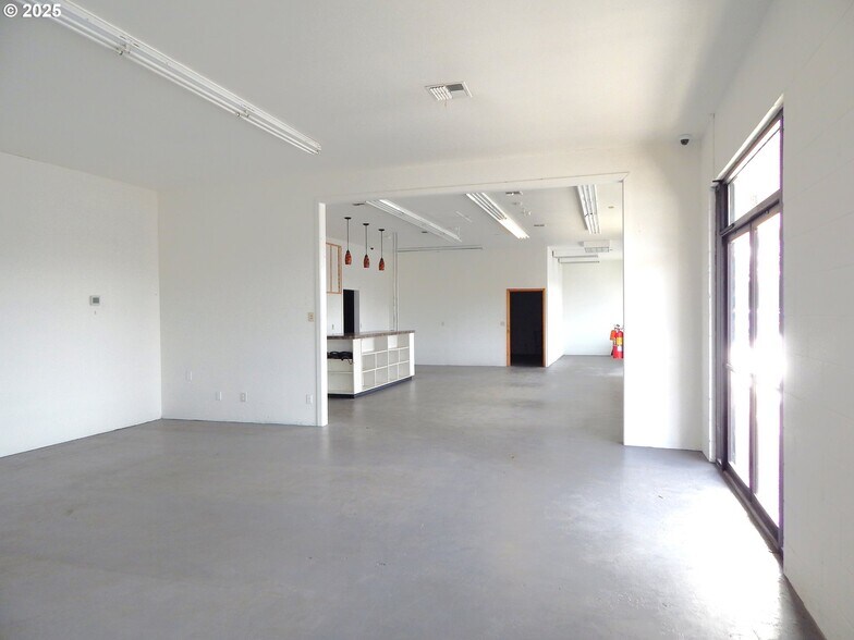 More Photos Of 330 NE Garden Valley Blvd, Roseburg Freestanding For Lease