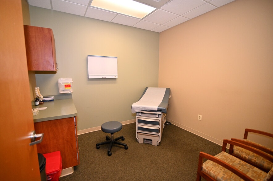 More Photos Of 2960 Technology Pl, Waldorf Research And Development For Lease