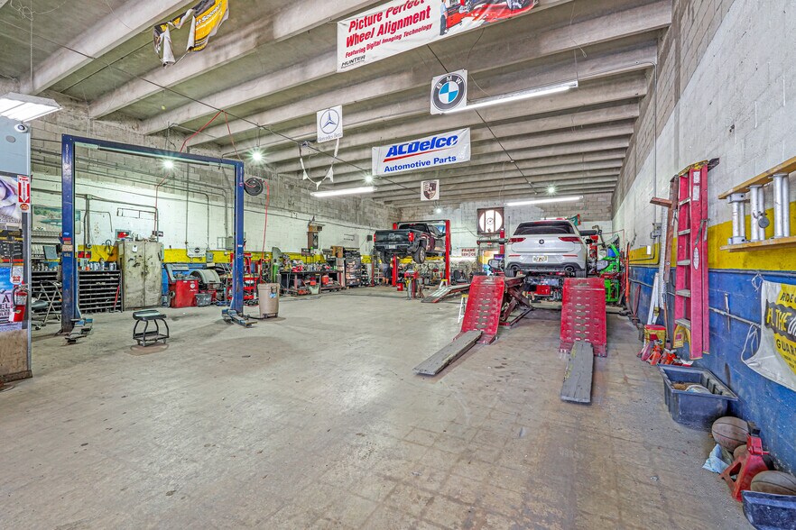 More Photos Of 2660 NE 189th St, Miami Industrial For Sale
