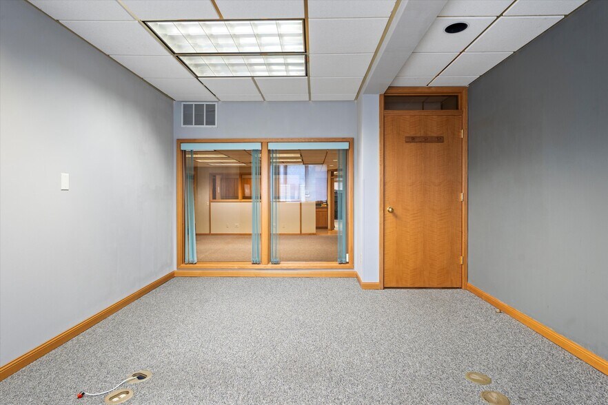 More Photos Of 100 E Broadway Ave, Moses Lake Office For Sale