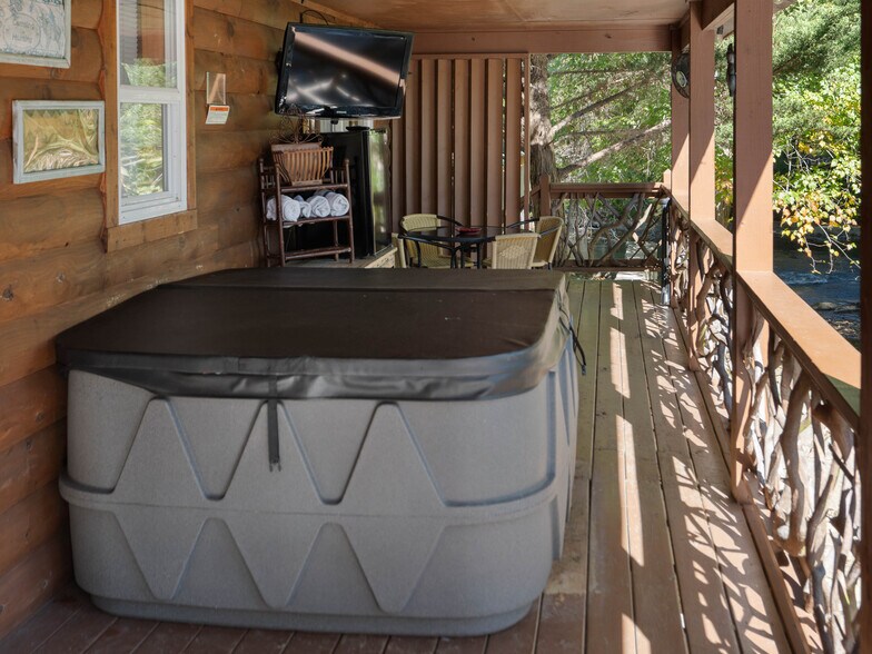 More Photos Of 125 Tee Pee Dr, Whittier Hotel For Sale