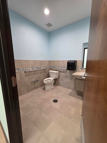 More Photos Of 1020 N Murphy Rd, Murphy Medical For Lease