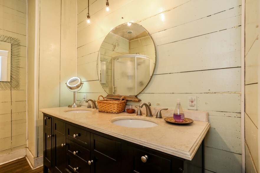 More Photos Of 1210 Rosewood Ave, Austin Freestanding For Lease