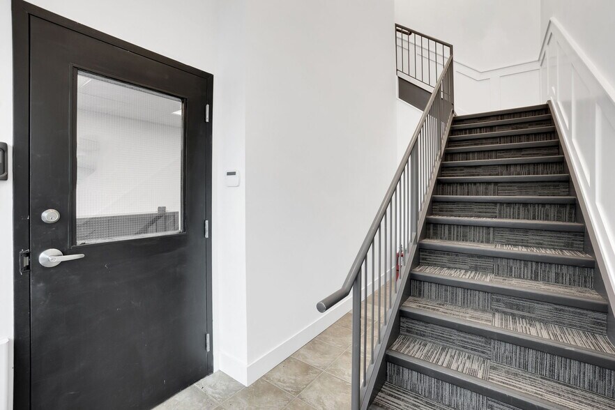 More Photos Of 7611 Pine Valley Dr, Vaughan Storefront Retail Office For Lease