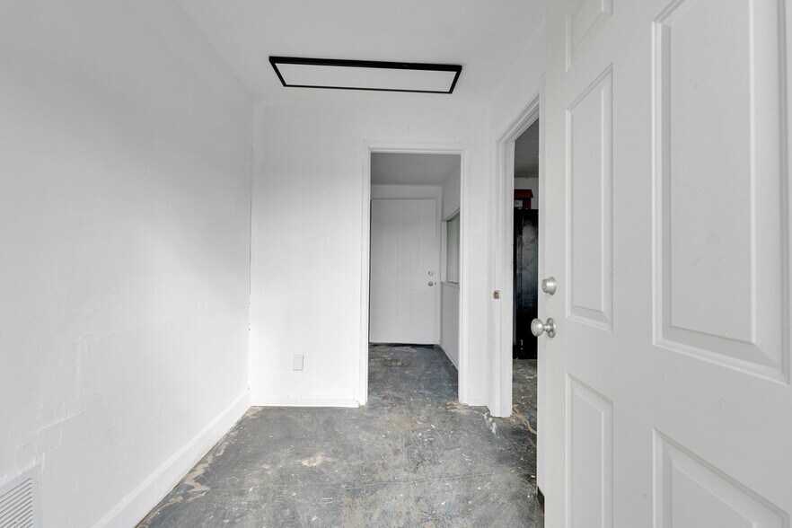 More Photos Of 23045 Drayton St, Santa Clarita Warehouse For Sale