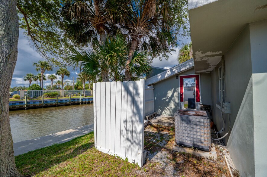 More Photos Of 2763 S Ridgewood Ave, South Daytona Office For Sale