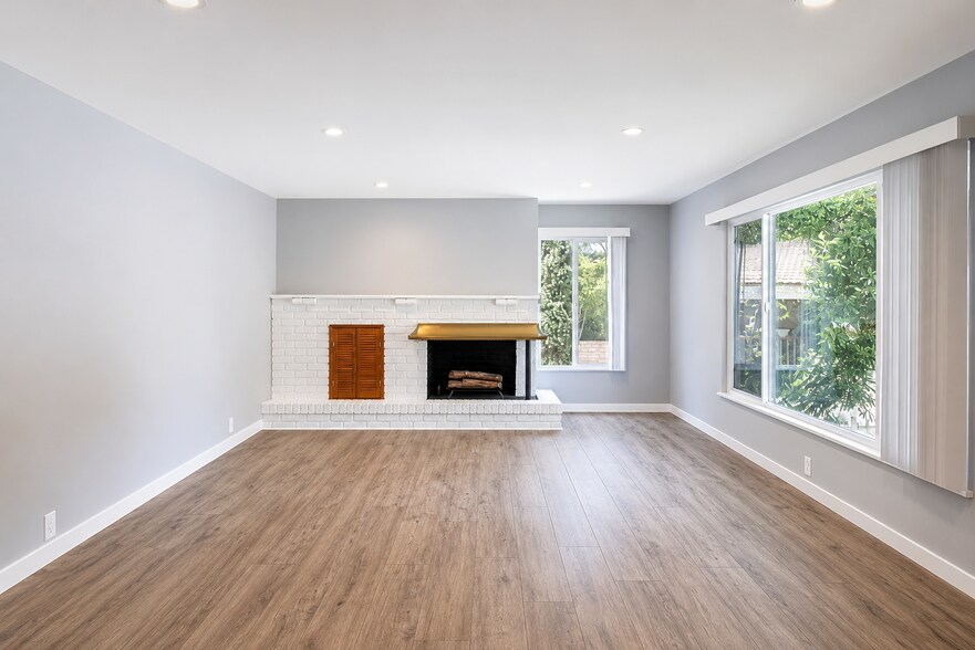 More Photos Of 2520 Montrose Ave, Montrose Apartments For Sale