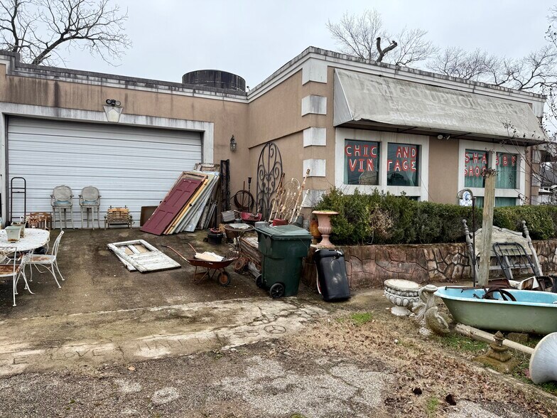 More Photos Of 110 W Valentine St, Tyler General Retail For Sale