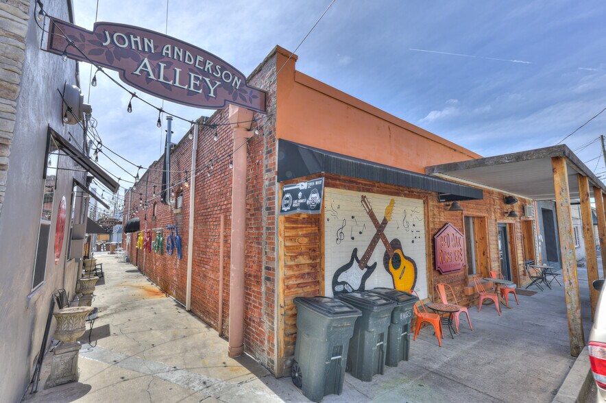 More Photos Of 108 W Walnut St, Smithville Restaurant For Sale