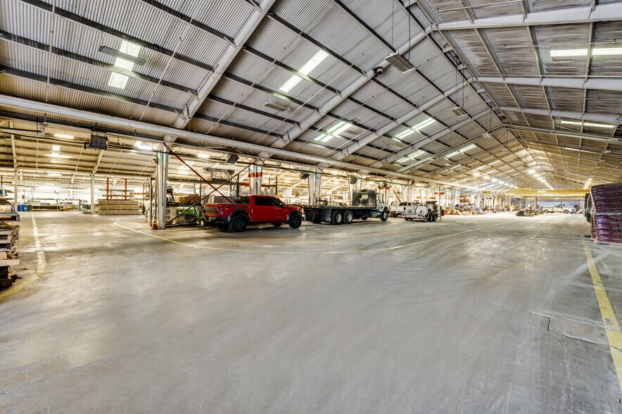 More Photos Of 13911 Distribution Way, Farmers Branch Warehouse For Sale