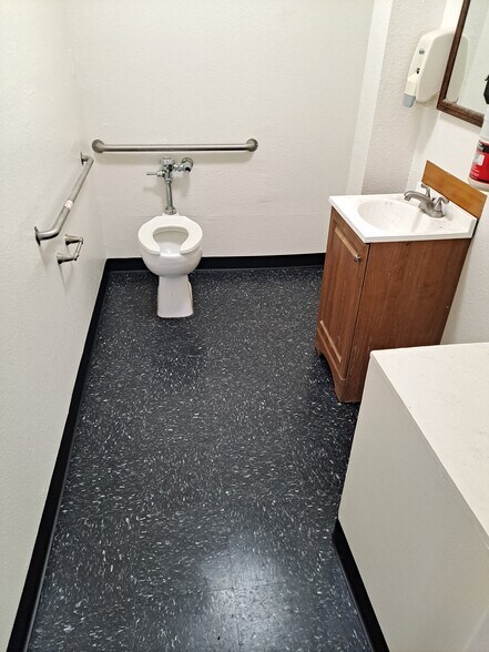 More Photos Of 1126 E Lincoln St, Banning Manufacturing For Lease