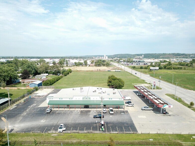More Photos Of 4040 S Expressway, Council Bluffs Convenience Store For Lease