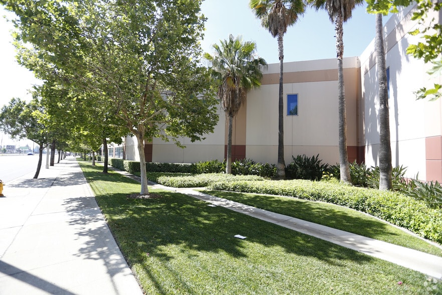 More Photos Of 7535 N San Fernando Rd, Burbank Light Manufacturing For Lease