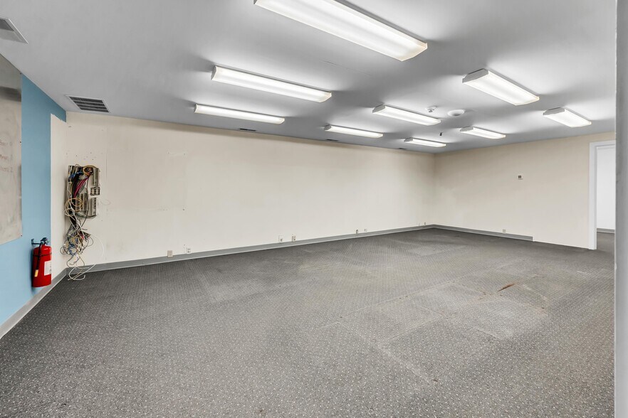 More Photos Of 50 S End Plz, New Milford Light Distribution For Sale