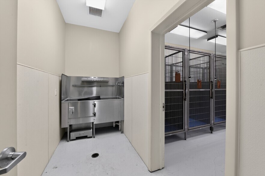 More Photos Of 2555 Pinellas Point Dr S, Saint Petersburg Veterinarian Kennel For Sale