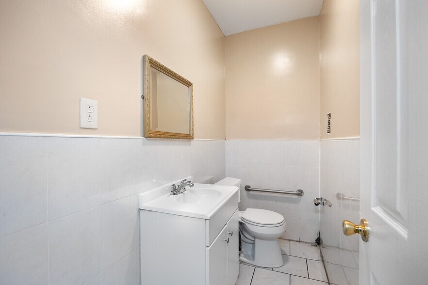 More Photos Of 600-602 Morris Ave, Bronx General Retail For Sale